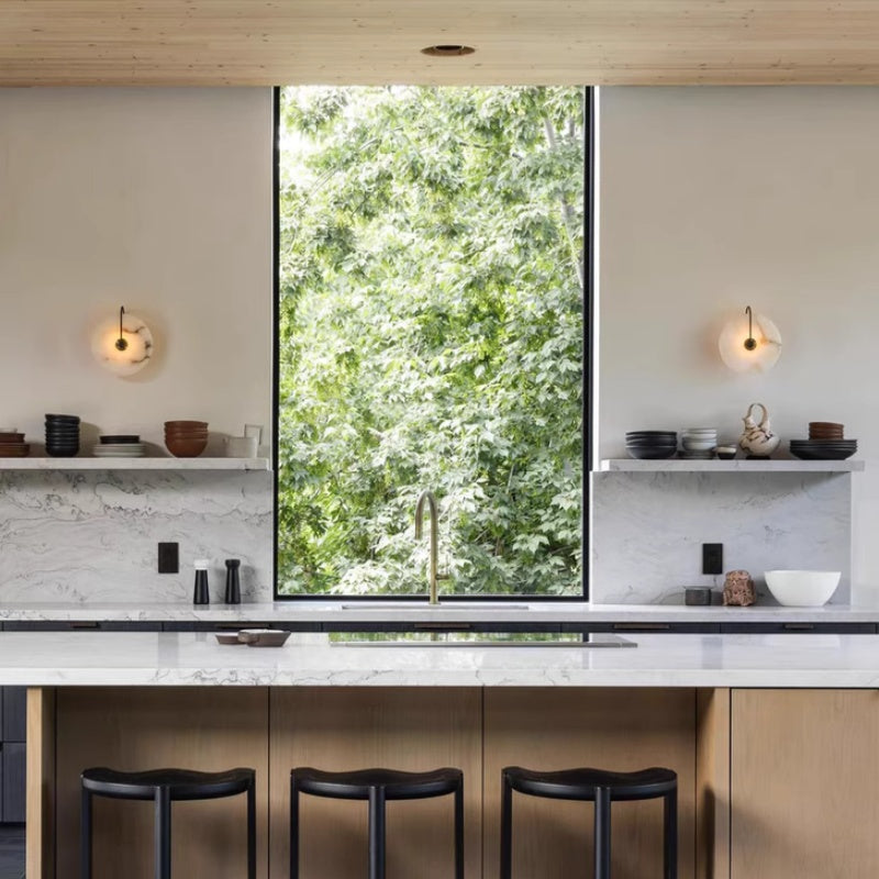 Moderne Wandleuchte aus Marmor und Metal
