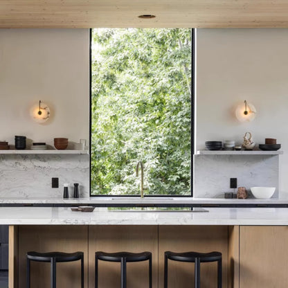 Moderne Wandleuchte aus Marmor und Metal