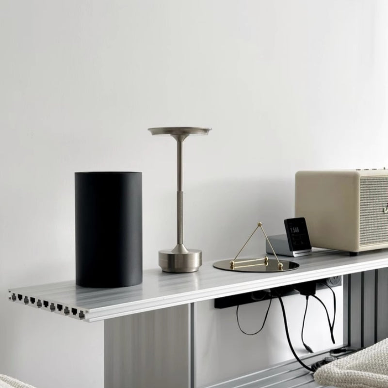 Minimalistische LED Tischlampe aus Aluminium