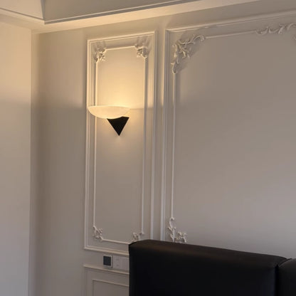 Moderne Wandleuchte aus Harz Kegel Design