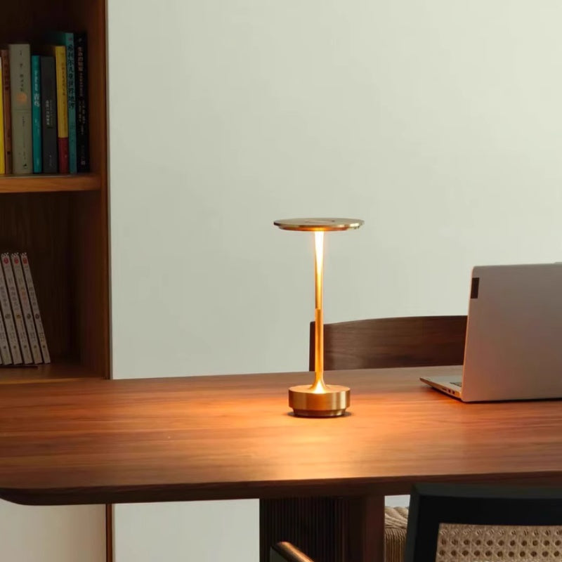 Minimalistische LED Tischlampe aus Aluminium