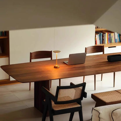 Minimalistische LED Tischlampe aus Aluminium