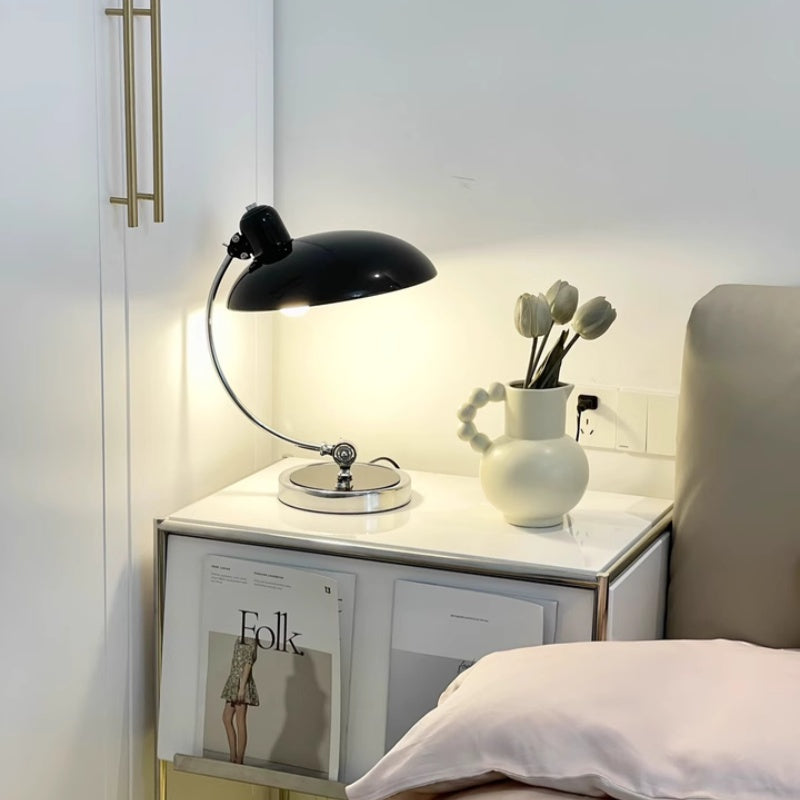Moderne LED Tischlampe aus Metall Verchromt