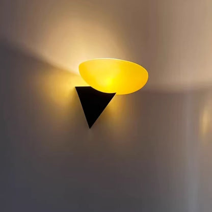 Moderne Wandleuchte aus Harz Kegel Design