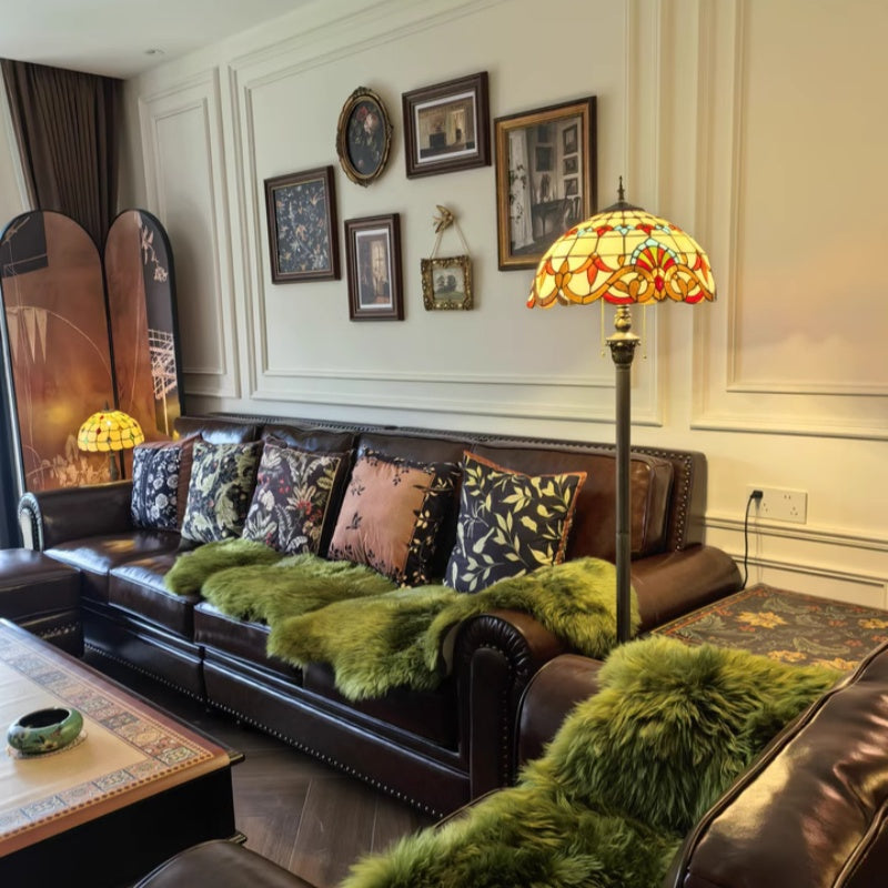 Tiffany Style LED Tischlampe aus Glas und Harz mit Buntglas Schirm