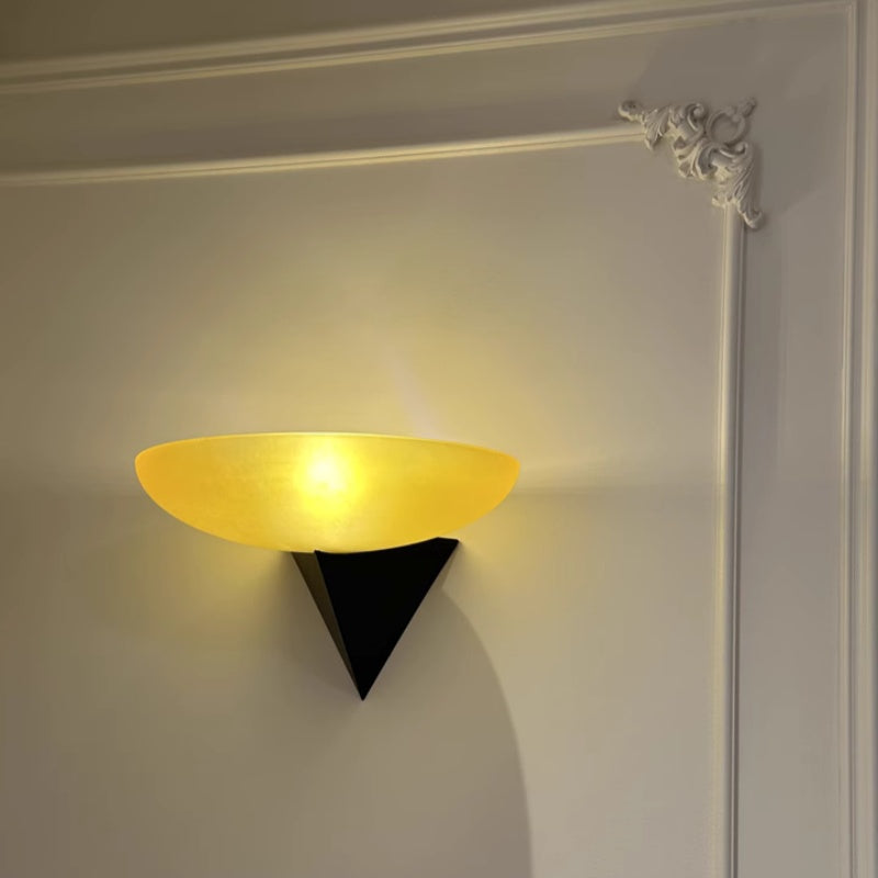 Moderne Wandleuchte aus Harz Kegel Design