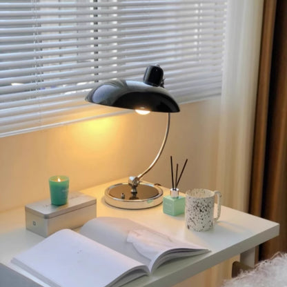 Moderne LED Tischlampe aus Metall Verchromt