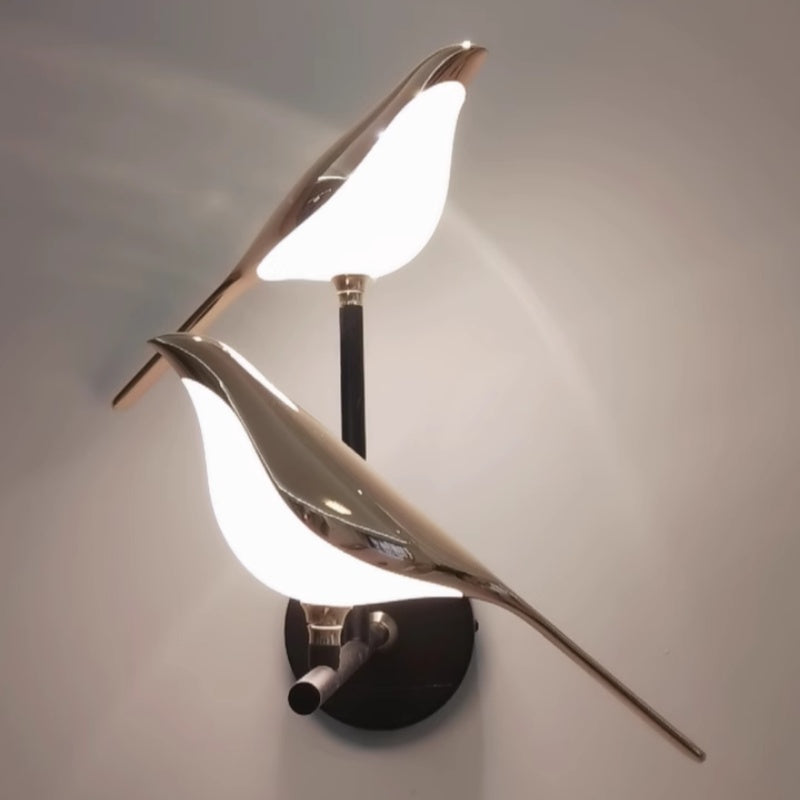 Moderne LED Wandleuchte mit Vogelmotiv