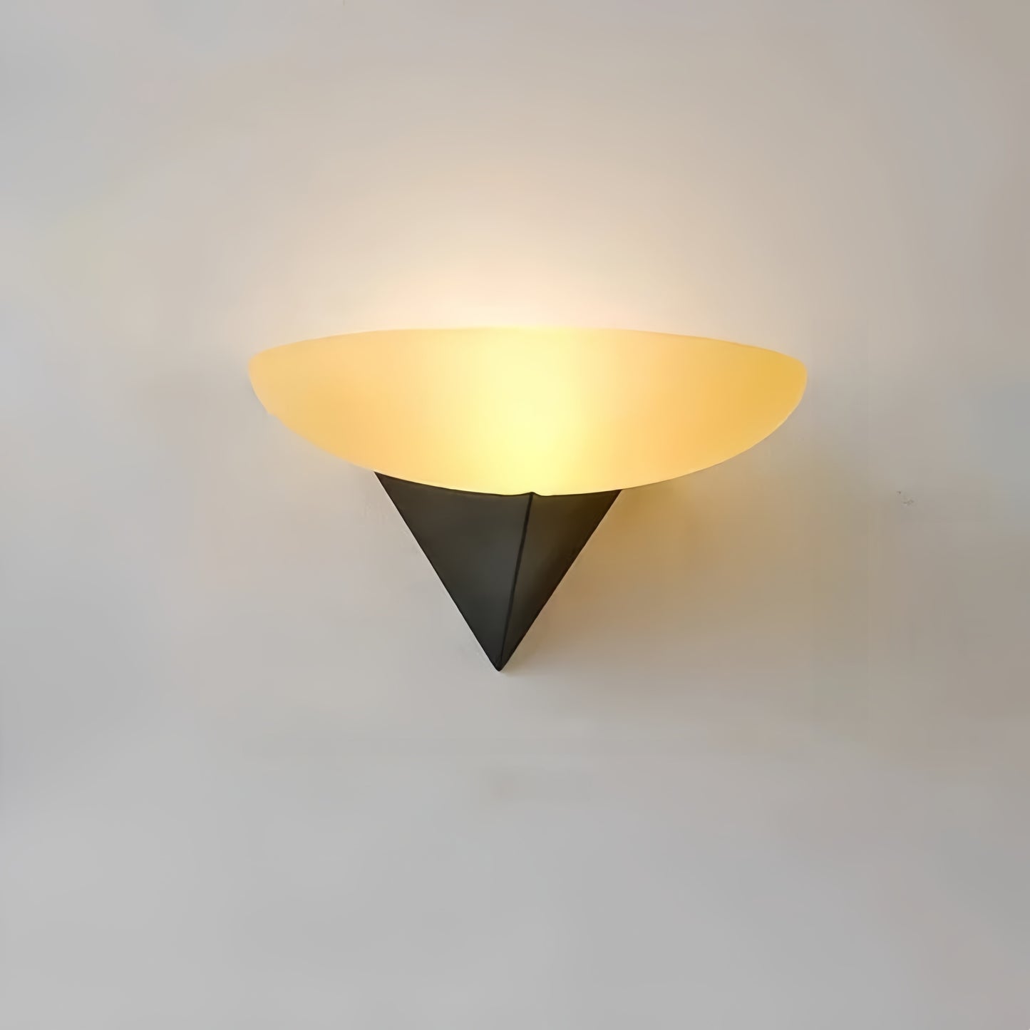 Moderne Wandleuchte aus Harz Kegel Design