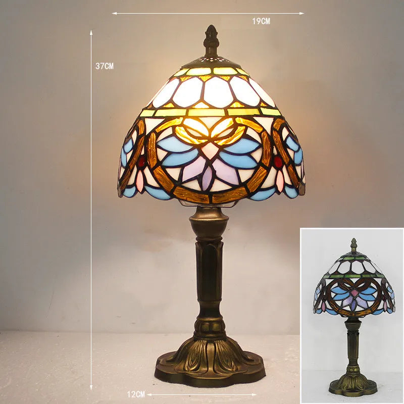 Tiffany Style LED Tischlampe aus Glas und Harz mit Buntglas Schirm