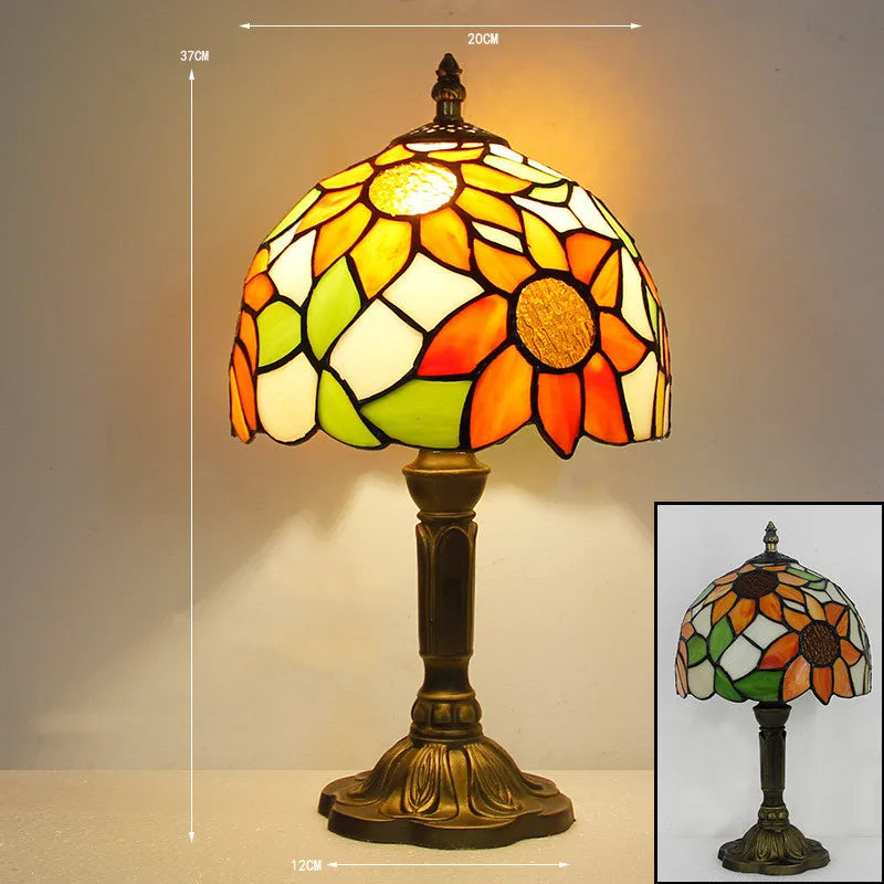 Tiffany Style LED Tischlampe aus Glas und Harz mit Buntglas Schirm